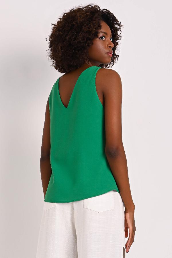 MUSCULOSA CON ESCOTE ENTRELAZADO