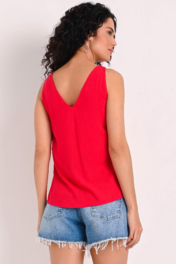 MUSCULOSA CON ESCOTE ENTRELAZADO