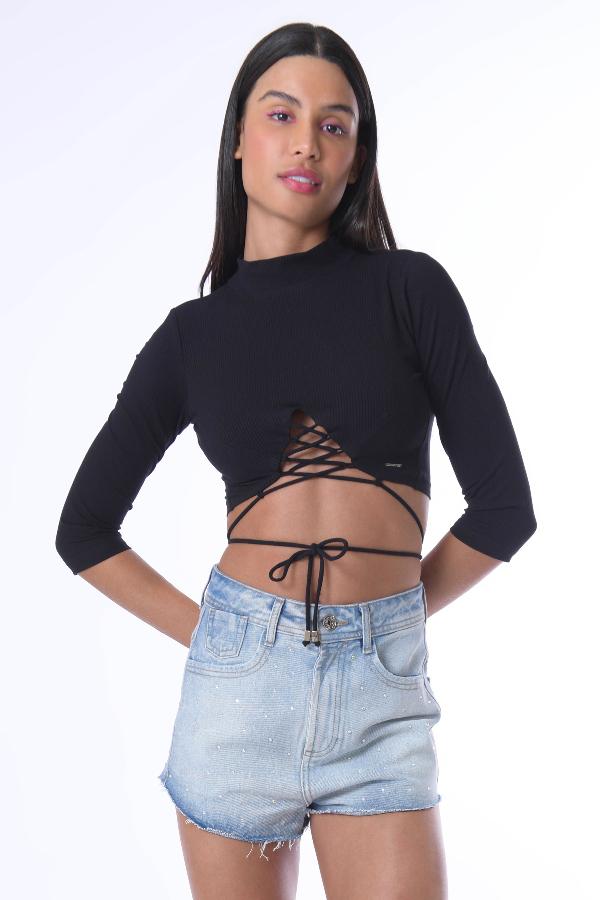 BLUSA CROPPED CON AMARRE