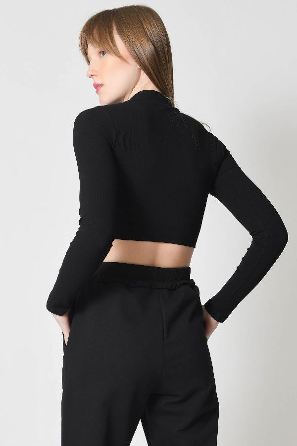 BLUSA CROPPED CON NUDOS