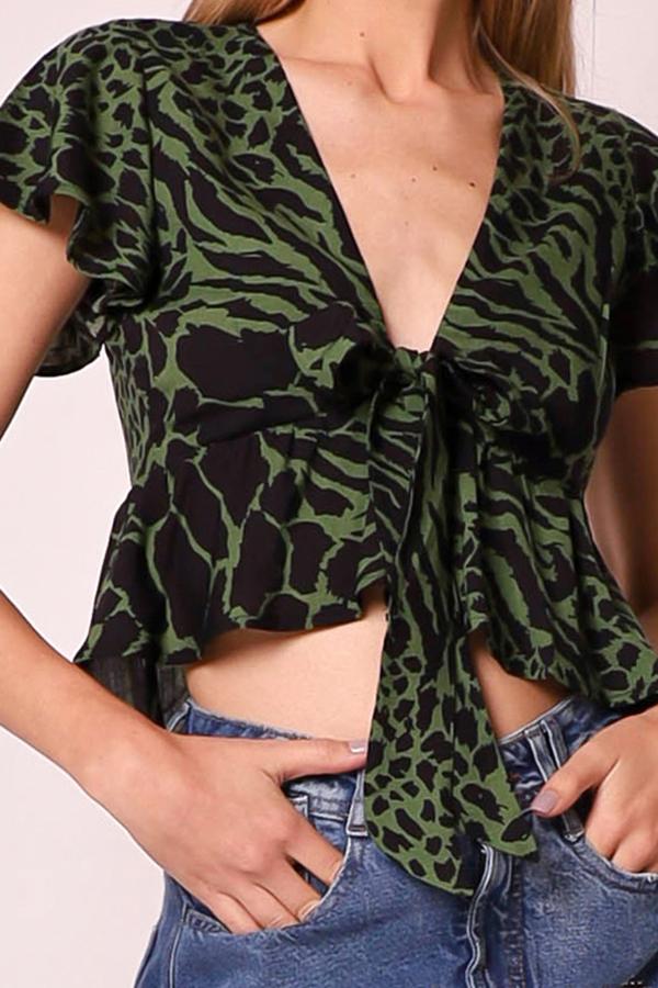 BLUSA CROPPED CON VOLADO Y ABERTURA YOUNG